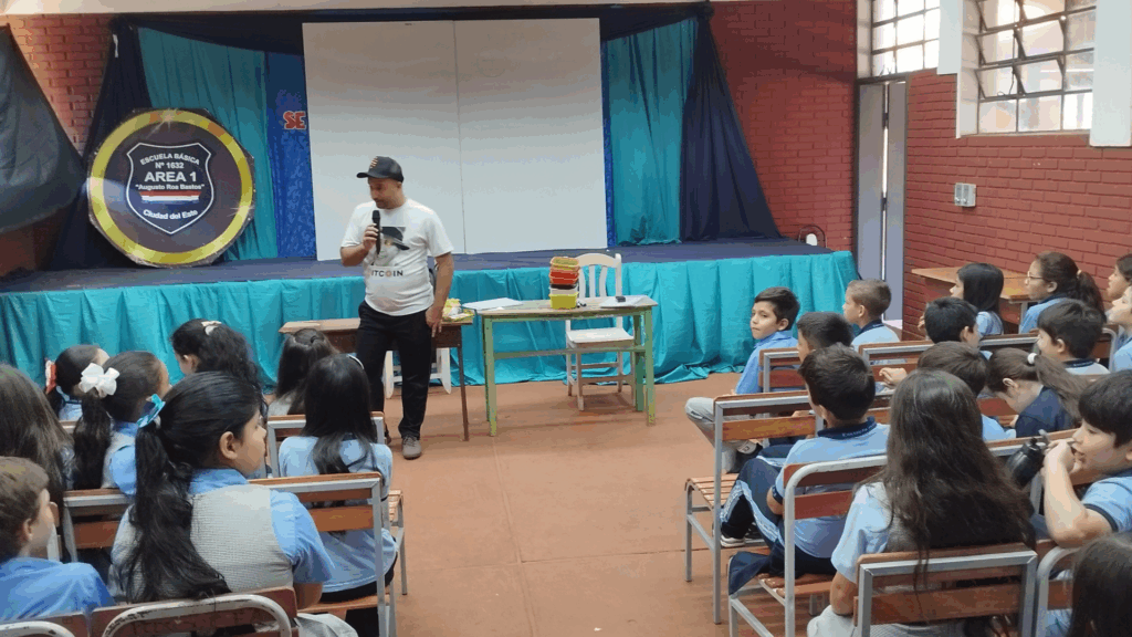 Ernesto explicando Bitcoin durante un taller en aula